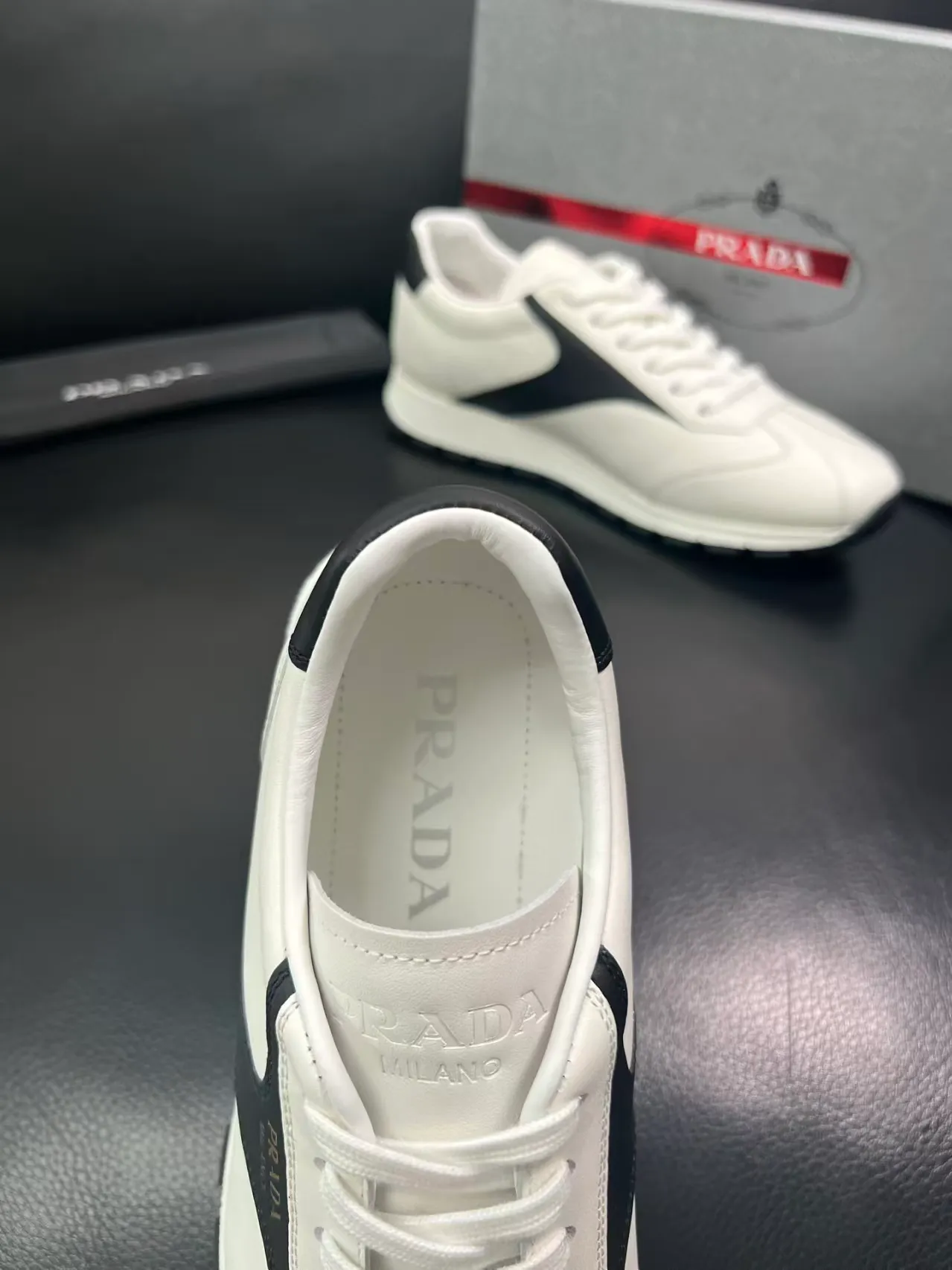 P440 38-45 Prada Prada’s new men’s leather sneakers, the highest version on the market, any comparison is welcome🆚! The original leather has excellent texture and is super high-end! Fetal sheep net lining imported from Italy, removable pad! Luxurious materials and fine workmanship, highly recommended! No. 058